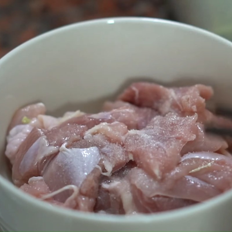 Bước 1 Sơ chế và ướp gà Gà xào bắp cải