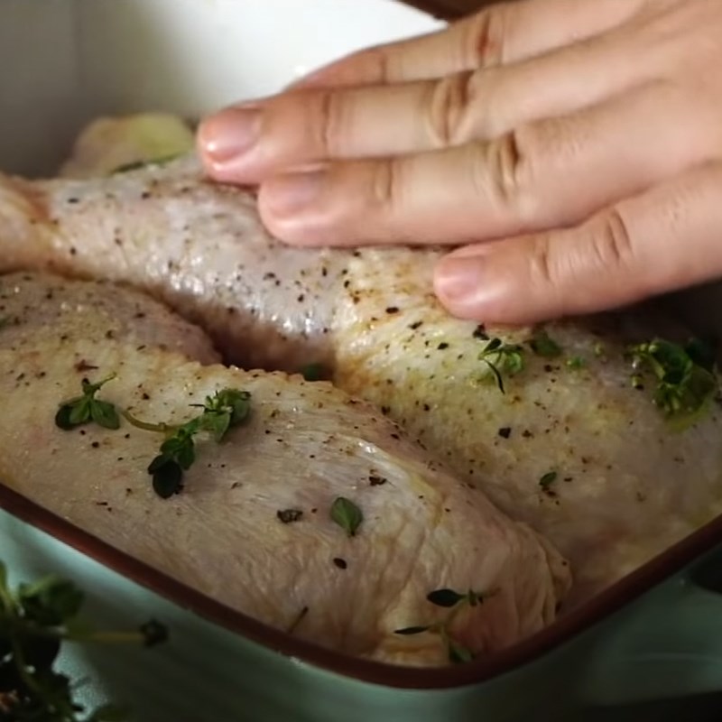 Bước 1 Sơ chế và ướp gà Gà đút lò sốt bơ