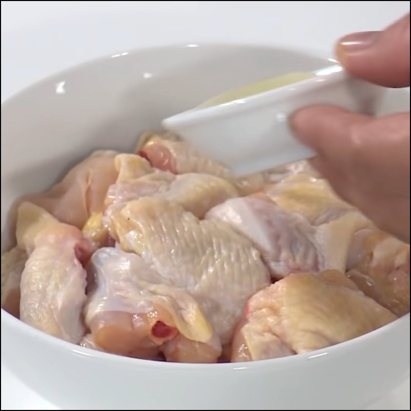 Bước 1 Sơ chế và ướp gà Cánh gà chiên xá xị