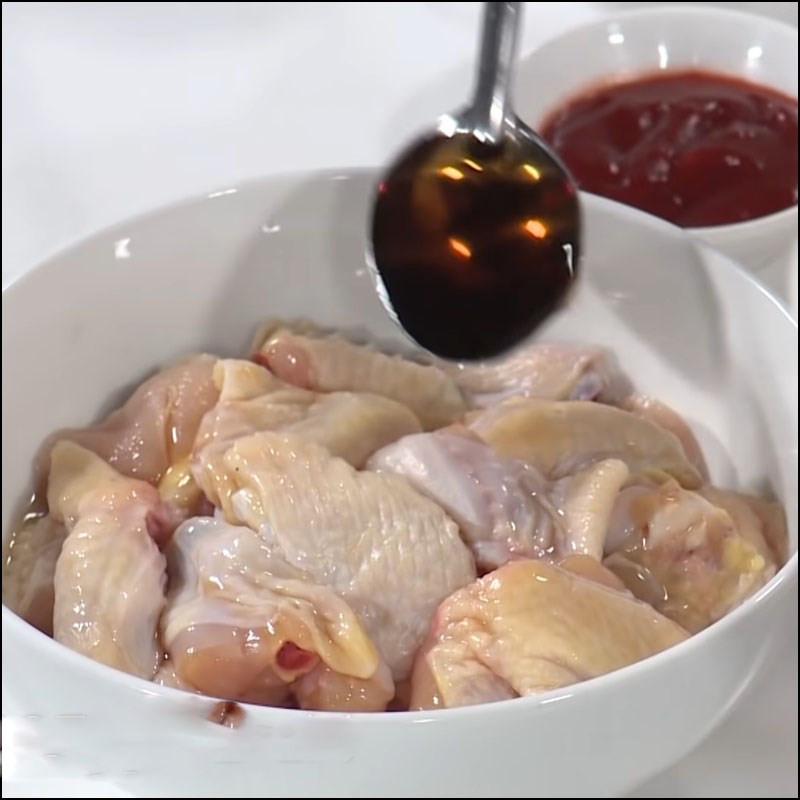 Bước 1 Sơ chế và ướp gà Cánh gà chiên xá xị
