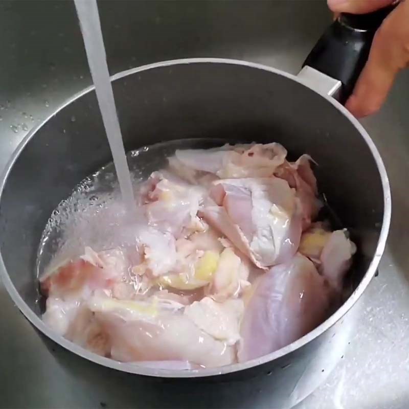 Bước 1 Sơ chế và ướp gà Gà hầm đậu đỏ