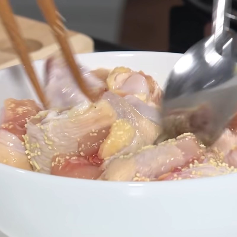 Bước 1 Sơ chế và ướp gà Cánh gà chiên xá xị