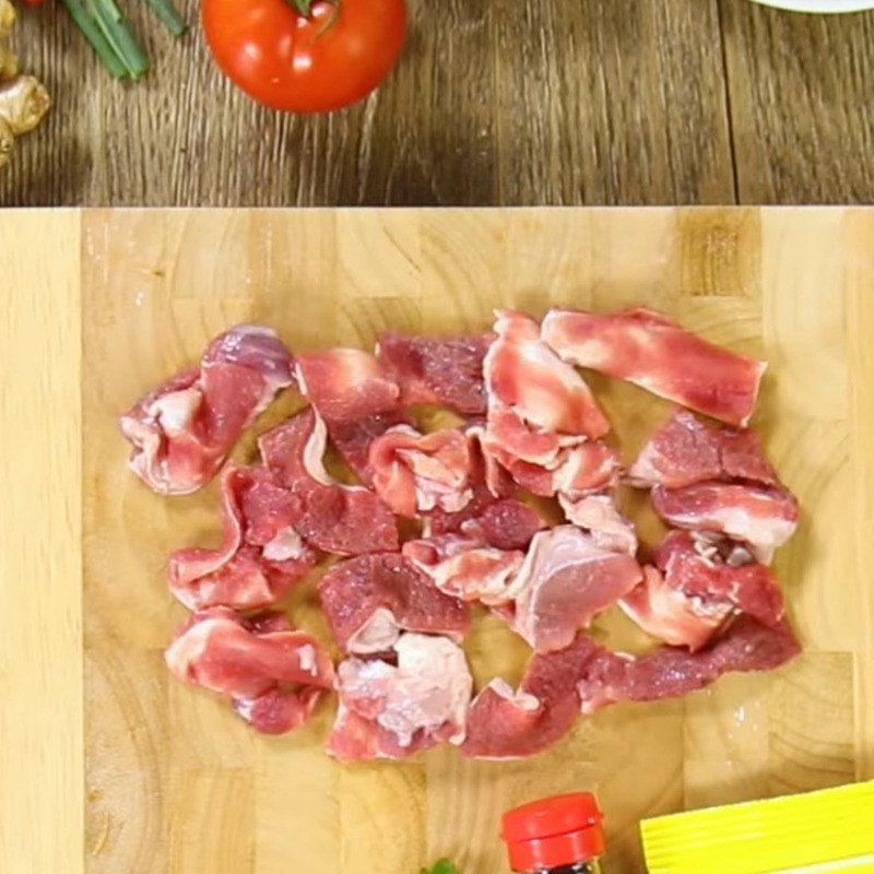 Bước 1 Sơ chế và ướp gân bò Gân bò kho dưa chua