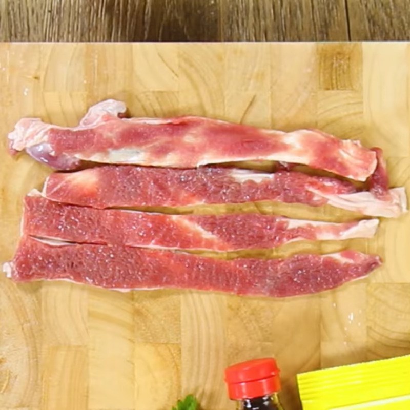 Bước 1 Sơ chế và ướp gân bò Gân bò kho dưa chua