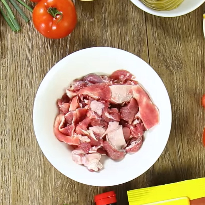 Bước 1 Sơ chế và ướp gân bò Gân bò kho dưa chua