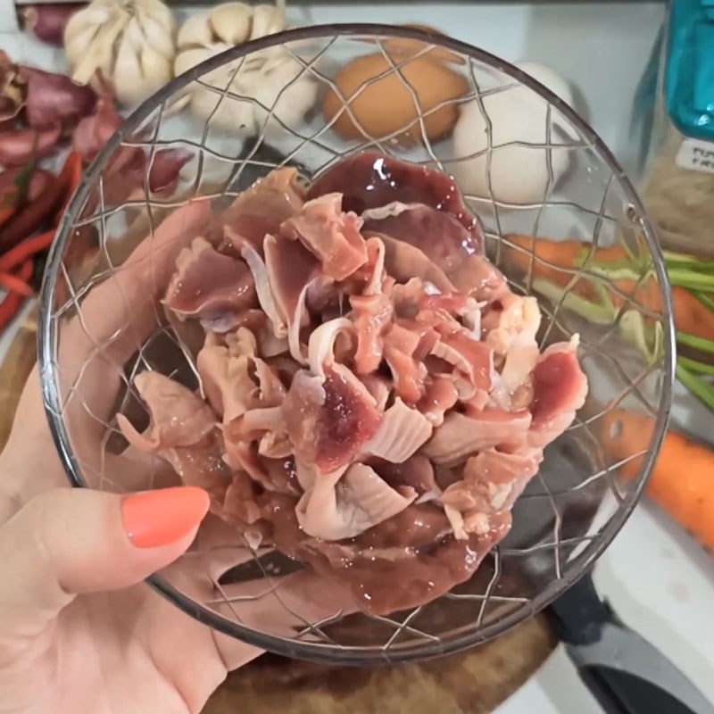 Bước 1 Sơ chế và ướp lòng gà Bún gạo xào lòng gà