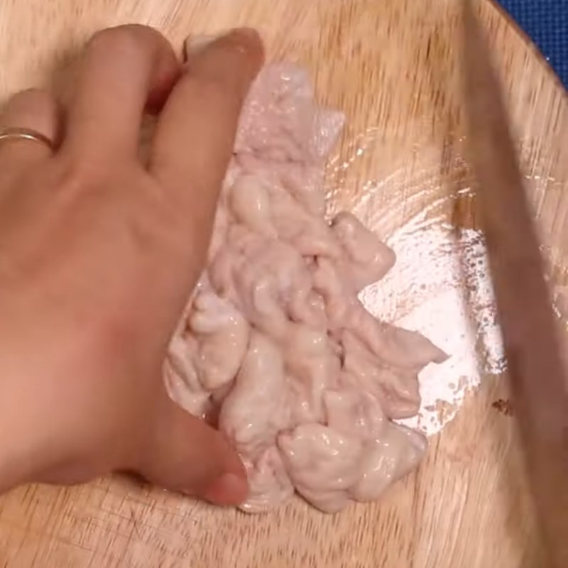 Bước 2 Sơ chế và ướp lòng heo Lòng heo xào sả ớt