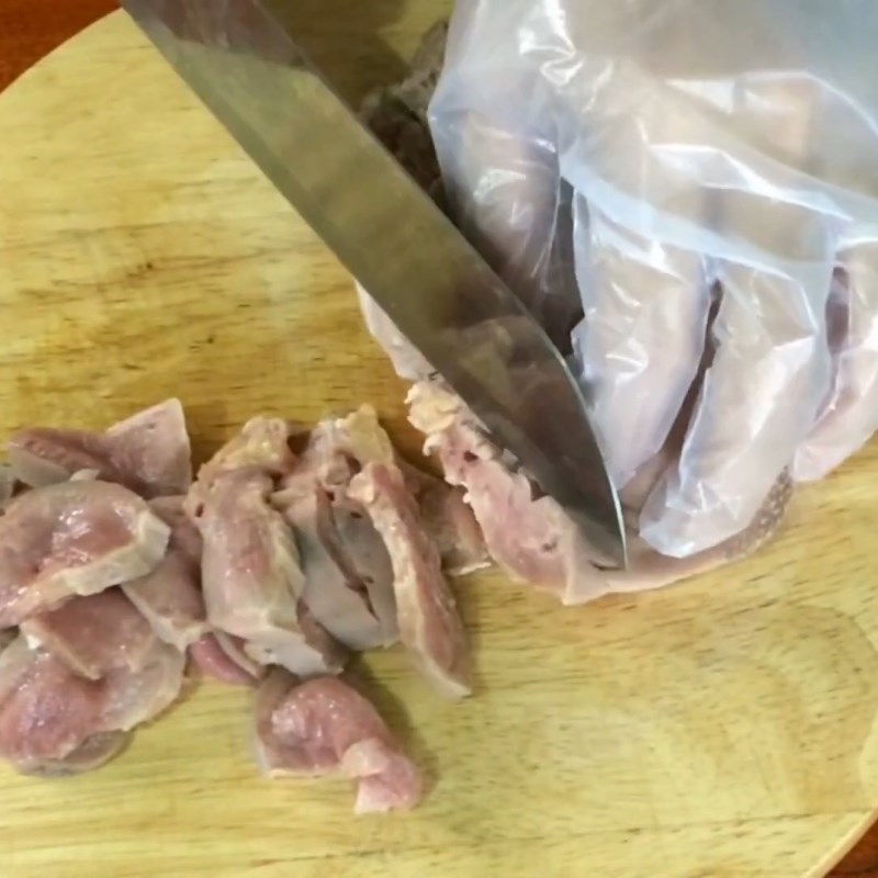 Bước 1 Sơ chế lưỡi bò Lưỡi bò xào hành tây và dứa