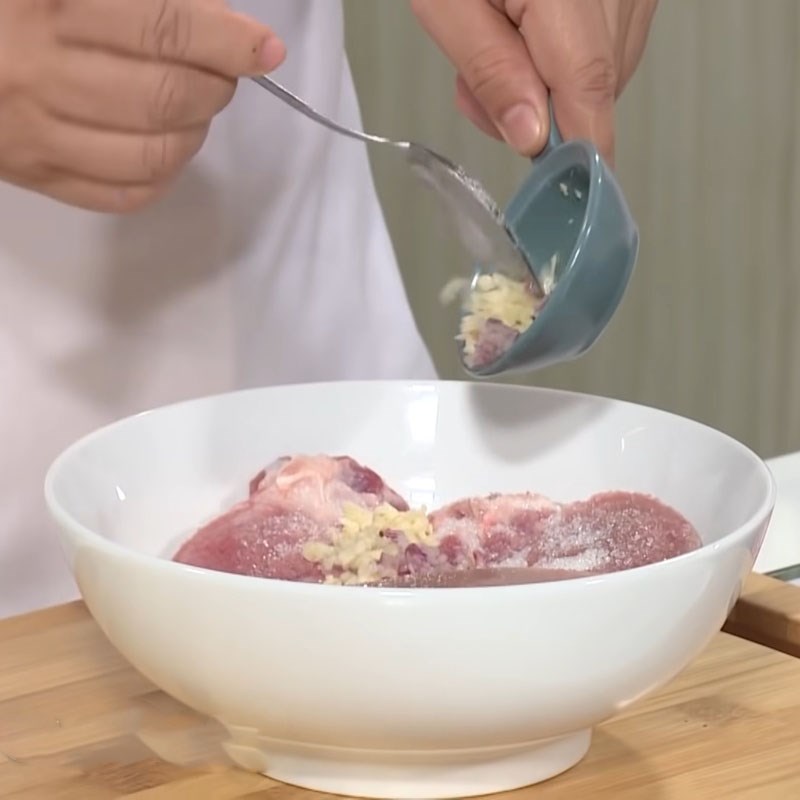 Bước 1 Sơ chế và ướp lưỡi heo Gỏi lưỡi heo kiệu chua