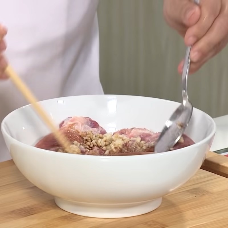 Bước 1 Sơ chế và ướp lưỡi heo Gỏi lưỡi heo kiệu chua