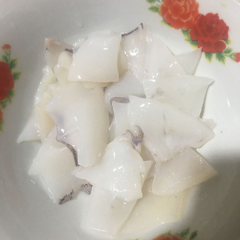 Bước 1 Sơ chế và ướp mực Mực xào dưa leo