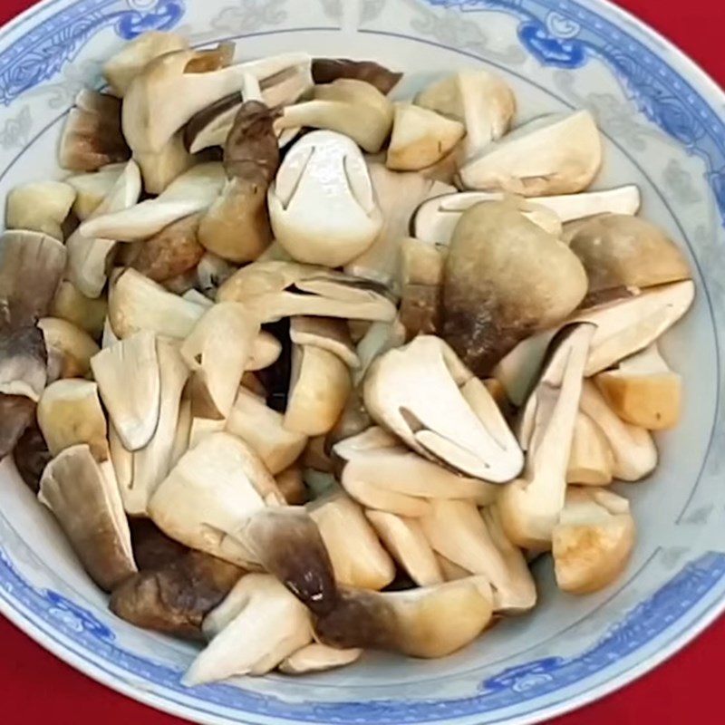 Bước 1 Sơ chế và ướp nấm Nấm rơm xào sả ớt