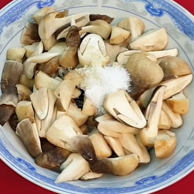 Bước 1 Sơ chế và ướp nấm Nấm rơm xào sả ớt