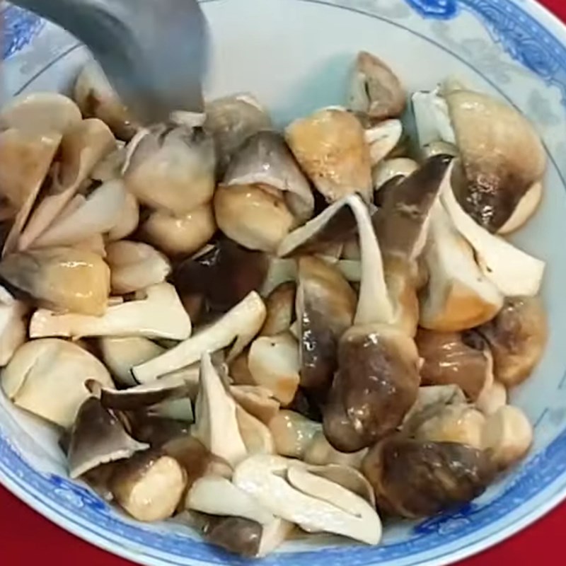 Bước 1 Sơ chế và ướp nấm Nấm rơm xào sả ớt