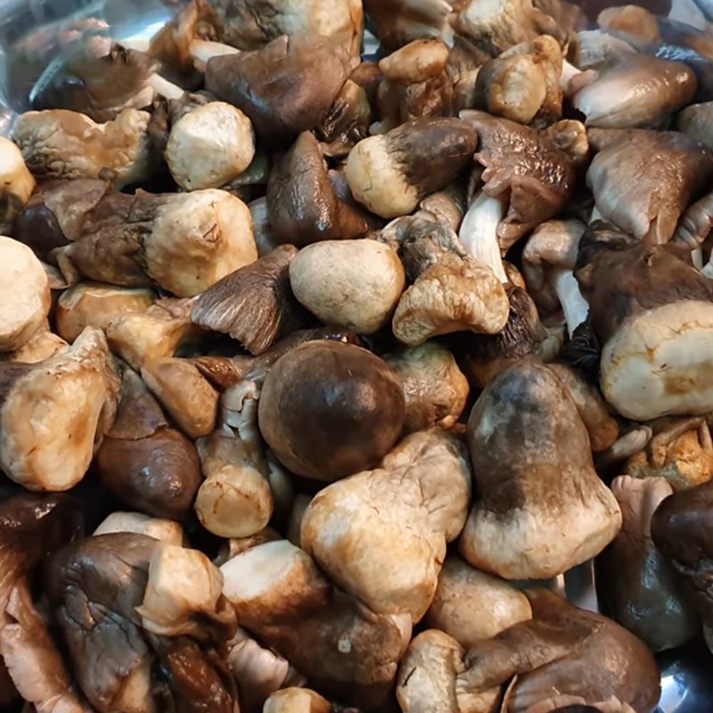 Bước 1 Sơ chế và ướp nấm Nấm rơm xào thịt bò chay