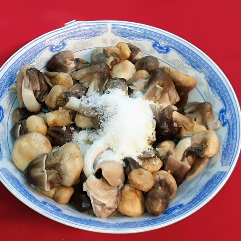 Bước 1 Sơ chế và ướp nấm Nấm rơm xào thịt bò chay