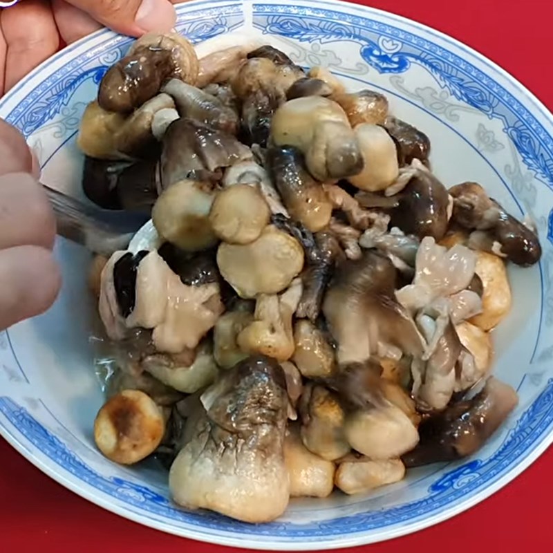Bước 1 Sơ chế và ướp nấm Nấm rơm xào thịt bò chay