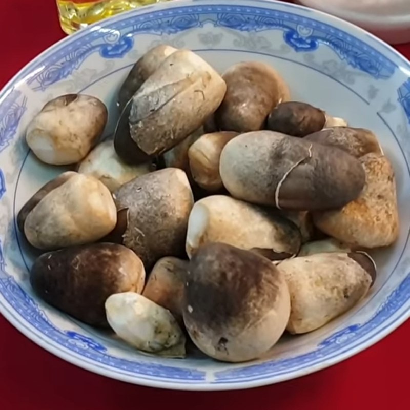Bước 1 Sơ chế và ướp nấm Nấm rơm xào sả ớt