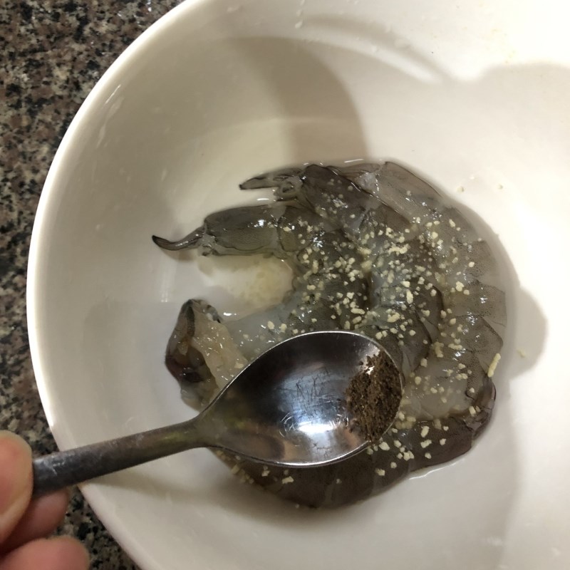 Bước 1 Sơ chế và ướp nguyên liệu Su hào xào tôm tươi