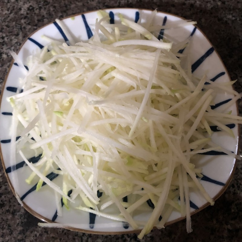 Bước 1 Sơ chế và ướp nguyên liệu Su hào xào tôm tươi