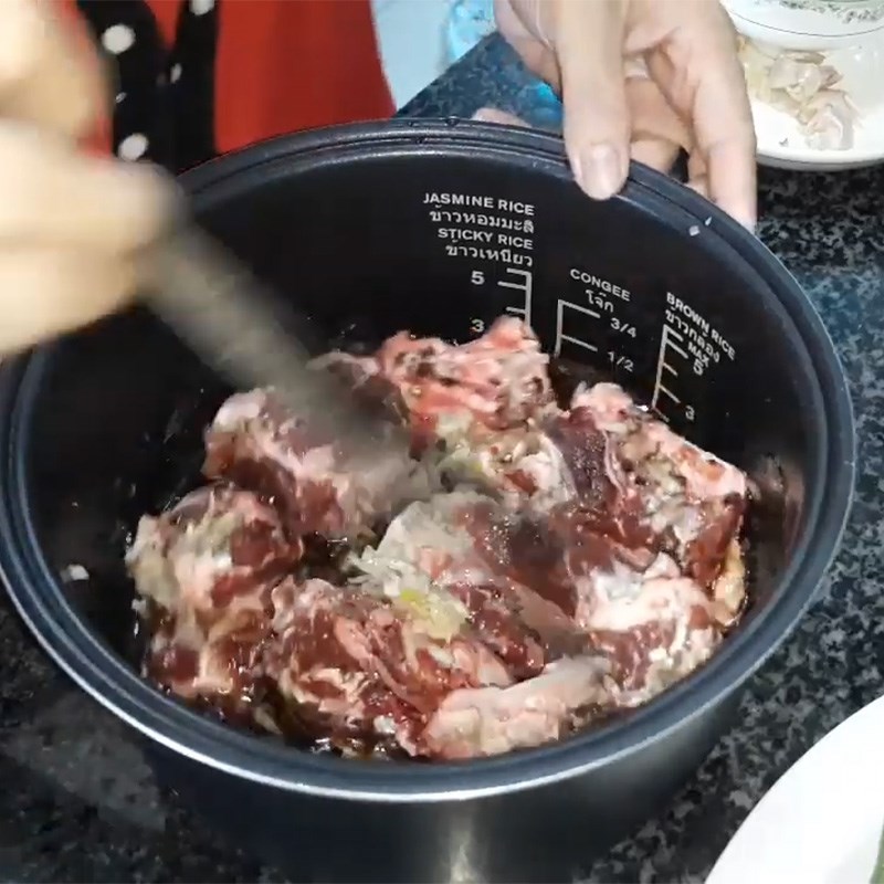Bước 2 Sơ chế và ướp sườn bò Sườn hầm nước tương