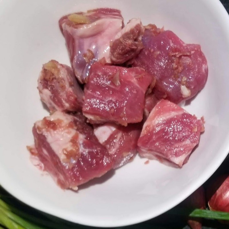 Bước 1 Sơ chế và ướp sườn non Canh sườn củ sen