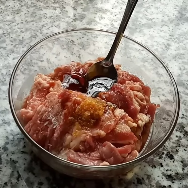 Bước 1 Sơ chế và ướp thịt Bò kho sả ớt