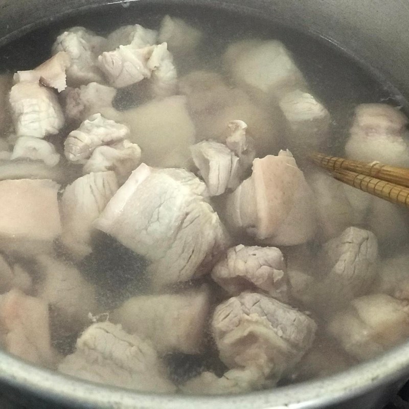 Bước 2 Sơ chế và ướp thịt Thịt kho trám xanh (công thức được chia sẻ từ người dùng)
