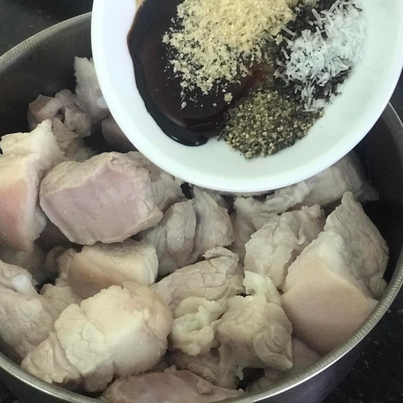 Bước 2 Sơ chế và ướp thịt Thịt kho trám xanh (công thức được chia sẻ từ người dùng)