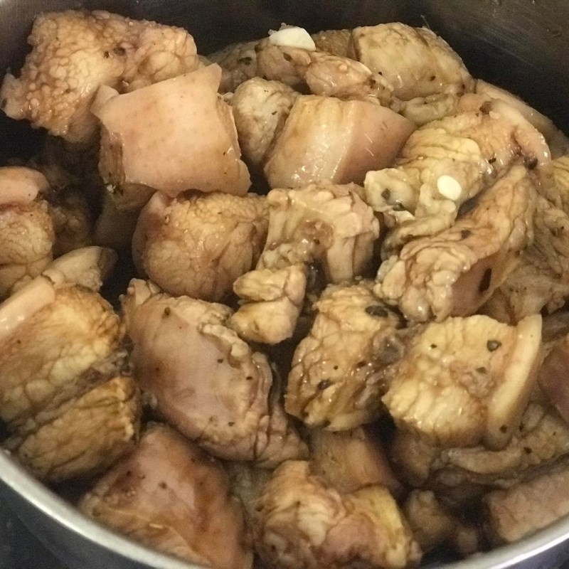 Bước 2 Sơ chế và ướp thịt Thịt kho trám xanh (công thức được chia sẻ từ người dùng)