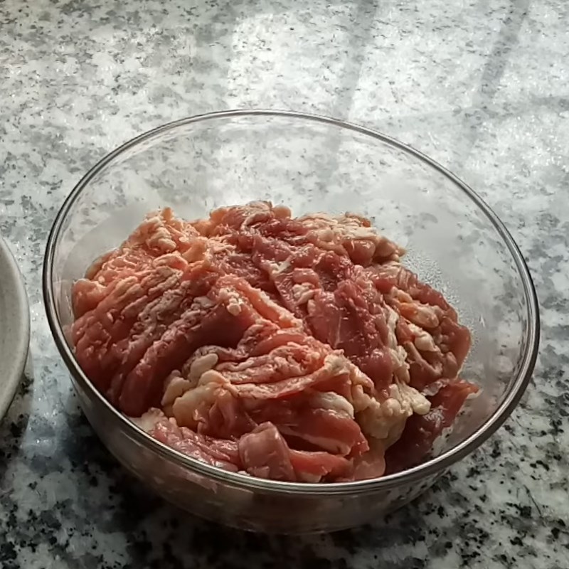 Bước 1 Sơ chế và ướp thịt Bò kho sả ớt