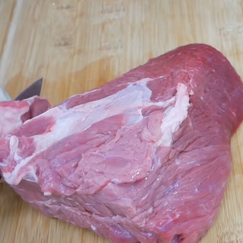 Bước 1 Sơ chế và ướp thịt bò Gỏi bò rau răm