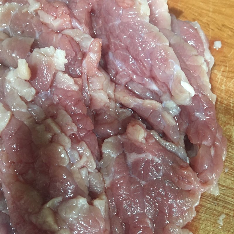 Bước 1 Sơ chế và ướp thịt bò Thịt bò xào lá giang