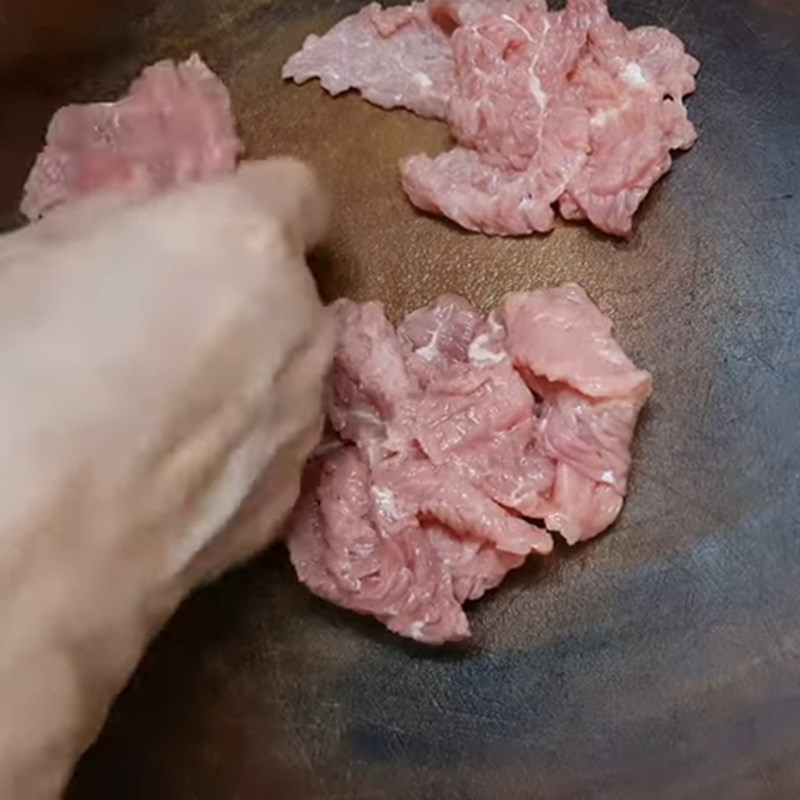Bước 1 Sơ chế và ướp thịt bò Bông hẹ xào thịt bò
