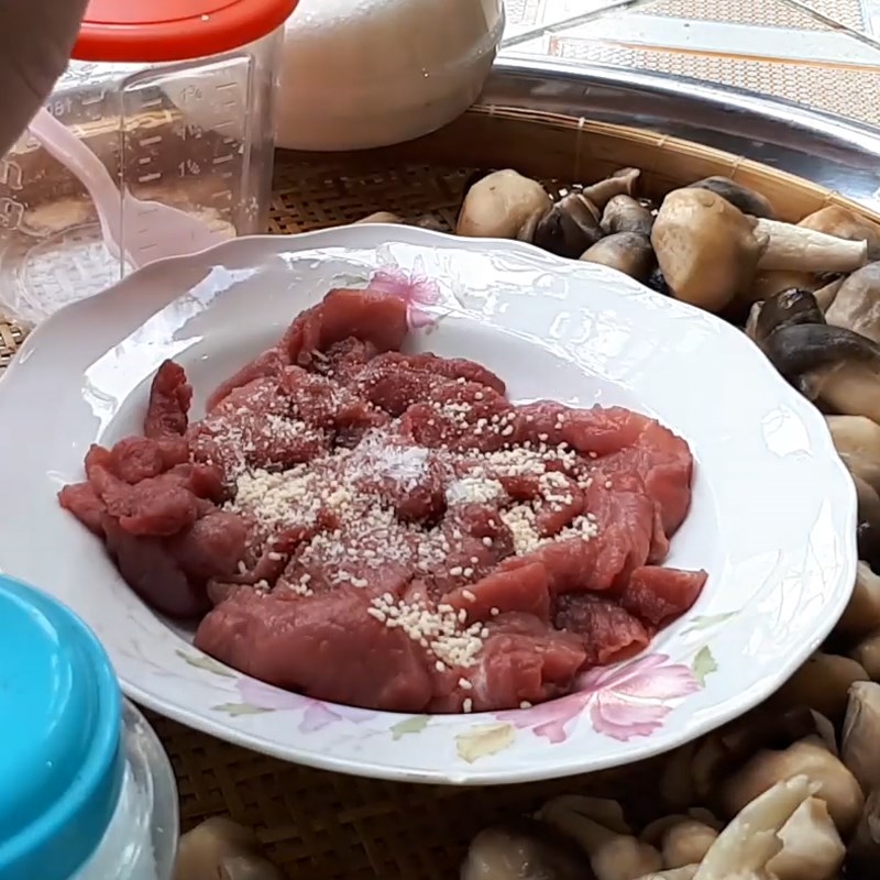 Bước 2 Sơ chế và ướp thịt bò Nấm rơm xào thịt bò