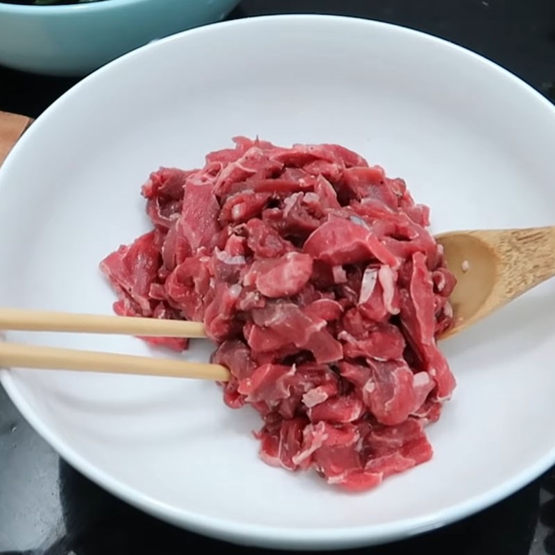 Bước 1 Sơ chế và ướp thịt bò Canh rong biển thịt bò đậu hũ