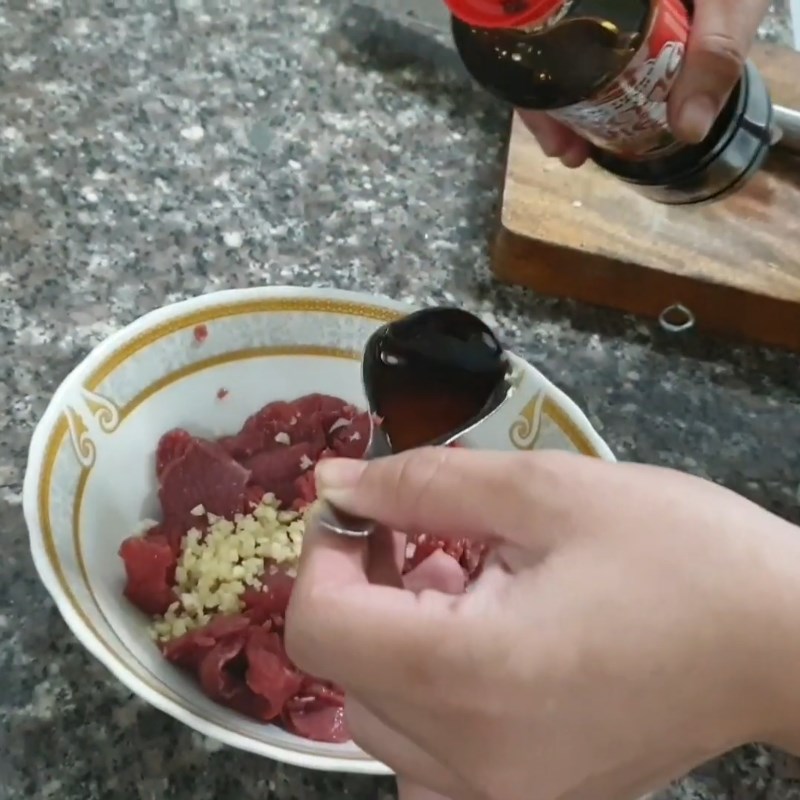 Bước 1 Sơ chế và ướp thịt bò Rau bầu xào thịt bò