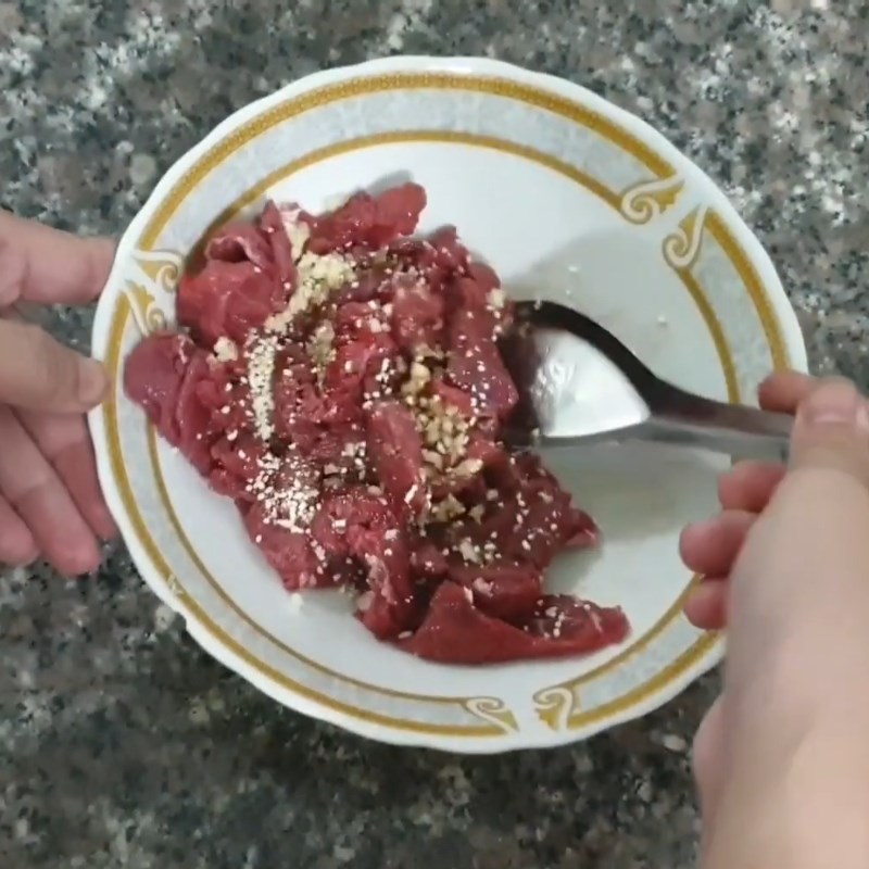 Bước 1 Sơ chế và ướp thịt bò Rau bầu xào thịt bò