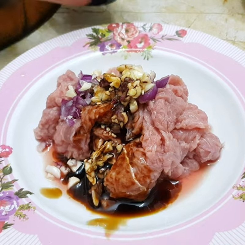 Bước 1 Sơ chế và ướp thịt bò Bông hẹ xào thịt bò