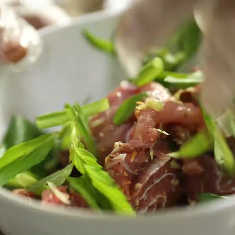 Bước 1 Sơ chế và ướp thịt bò Bò nướng ống tre
