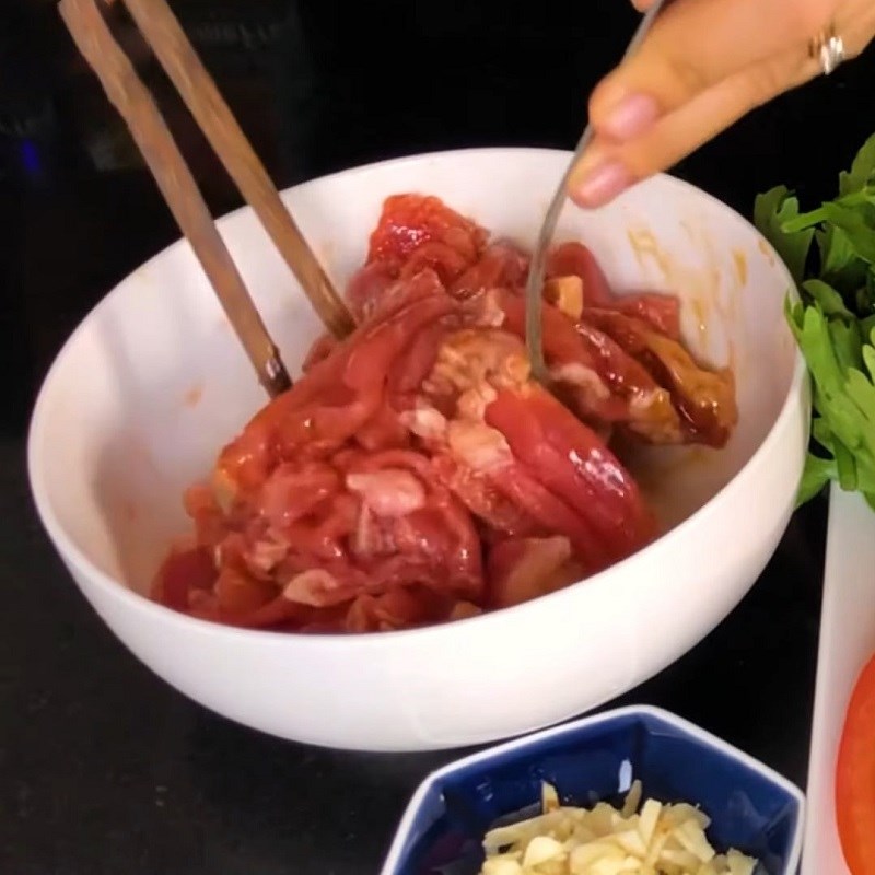Bước 1 Sơ chế và ướp thịt bò Thịt bò xào hành cần tây