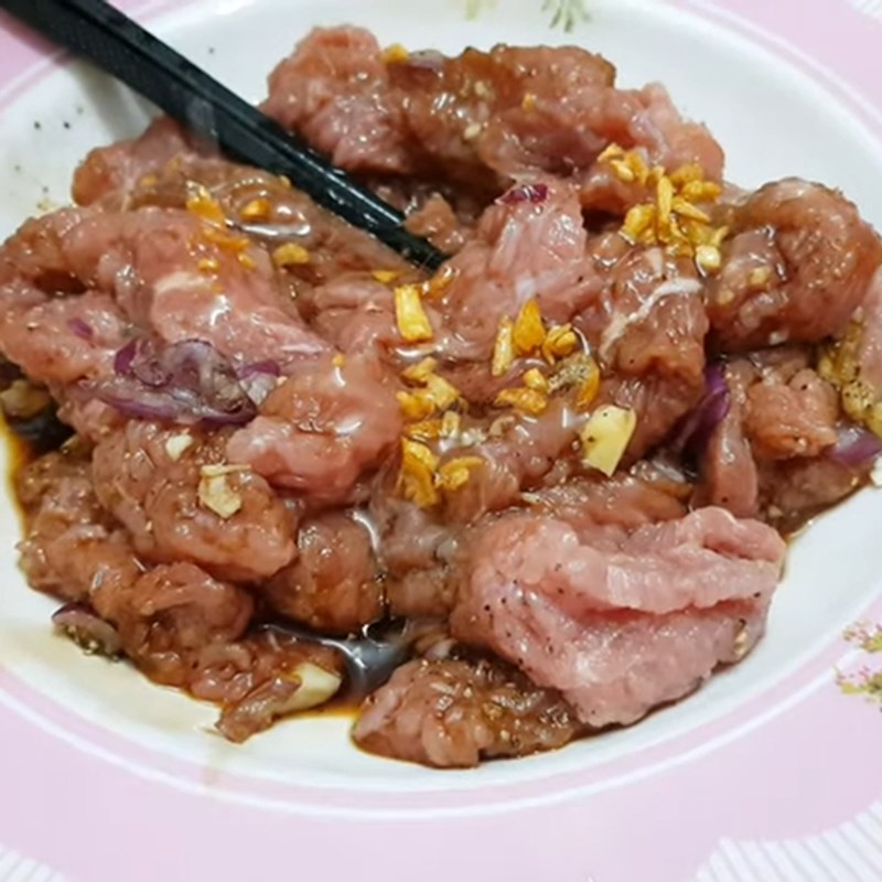 Bước 1 Sơ chế và ướp thịt bò Bông hẹ xào thịt bò