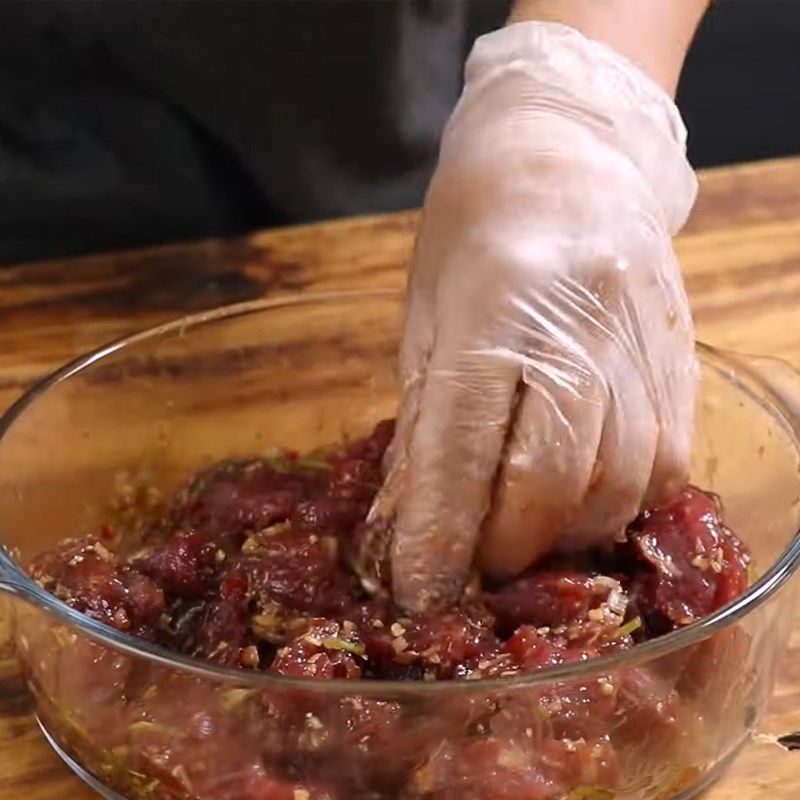 Bước 2 Sơ chế và ướp thịt bò Bánh mì bò nướng campuchia
