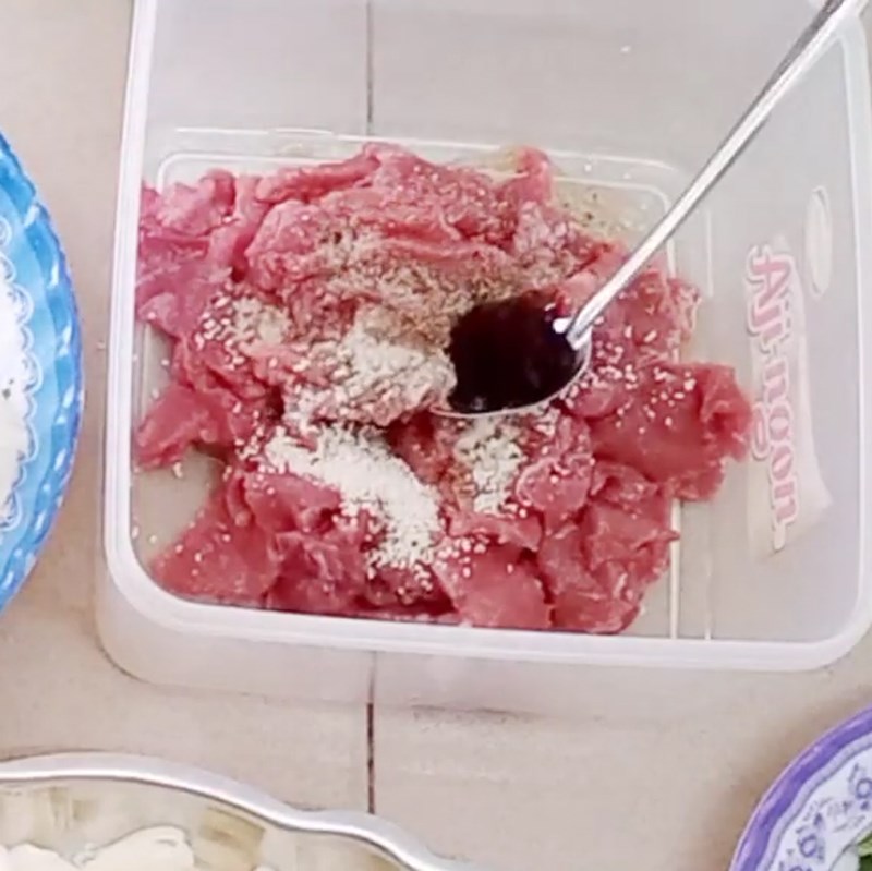 Bước 1 Sơ chế và ướp thịt bò Củ kiệu xào thịt bò