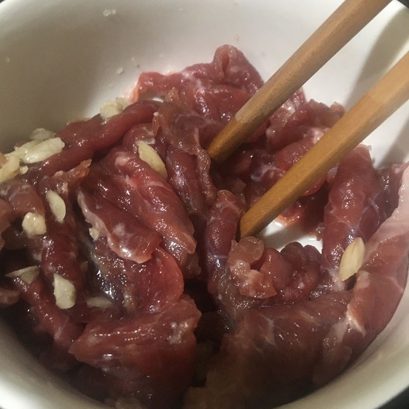 Bước 1 Sơ chế và ướp thịt bò Bắp cải xào thịt bò