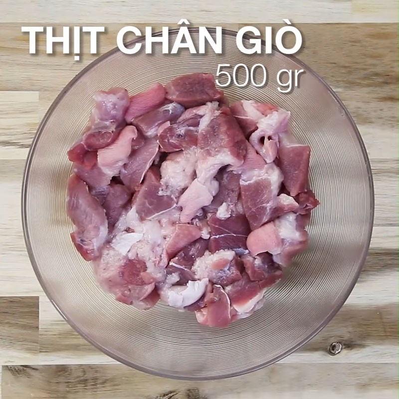 Bước 1 Sơ chế và ướp thịt chân giò Thịt đông chân giò