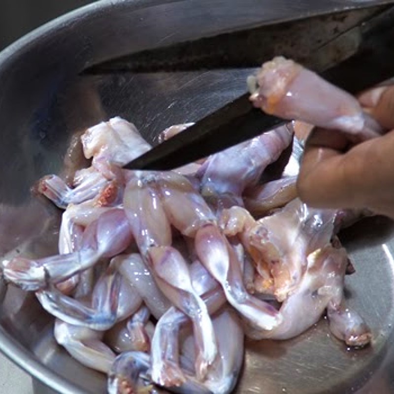 Bước 1 Sơ chế và ướp thịt ếch Ếch xào sả ớt