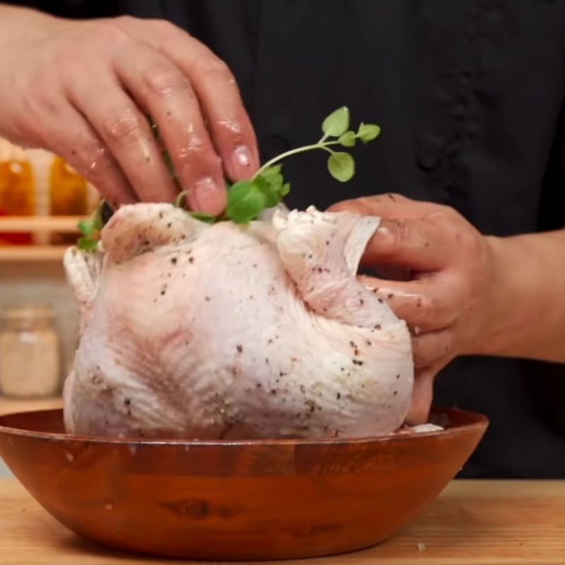 Bước 1 Sơ chế và ướp thịt gà Gà nướng nguyên con nhồi gạo nếp