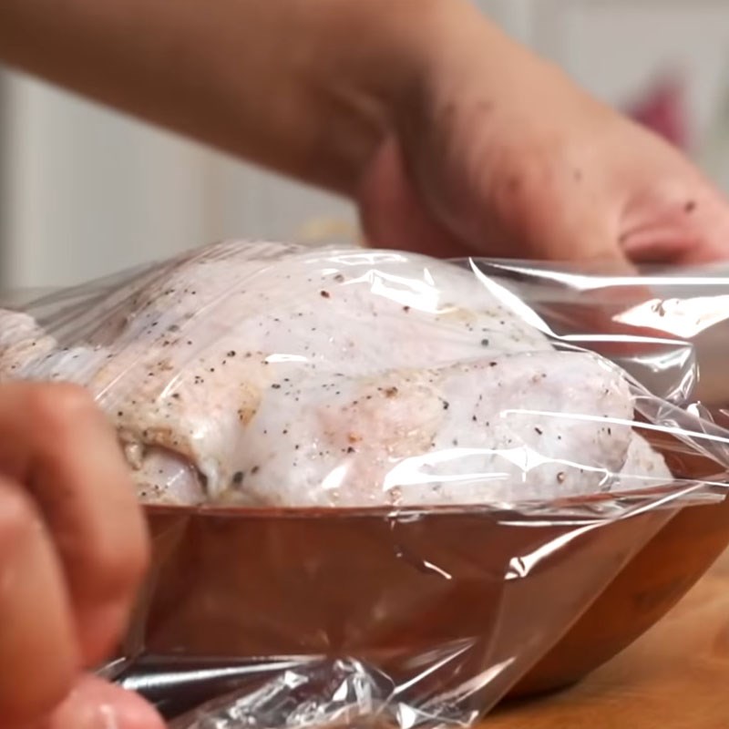 Bước 1 Sơ chế và ướp thịt gà Gà nướng nguyên con nhồi gạo nếp