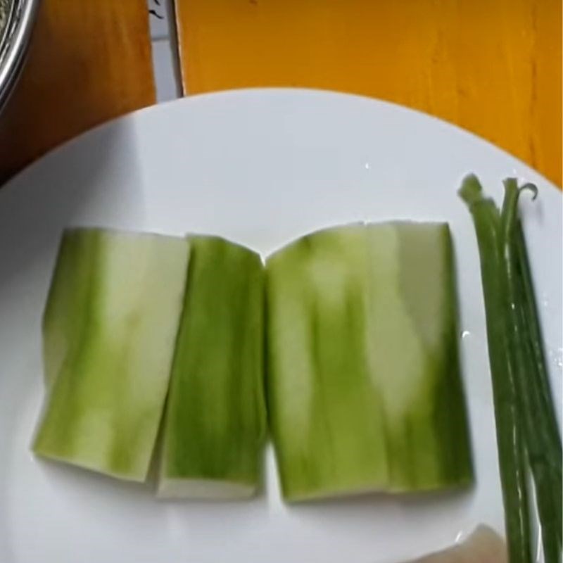 Bước 1 Sơ chế và ướp thịt gà Cháo gà mướp hương ăn dặm